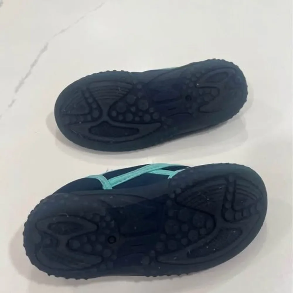 Youth 9-10 Toddlers water shoes Childern’s place baby blue on dark blue